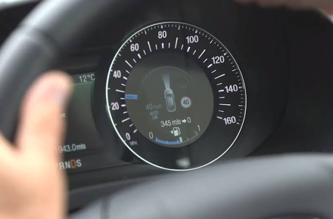 Commercial fleet vehicle fitted with a SAFEMAX speed limiter